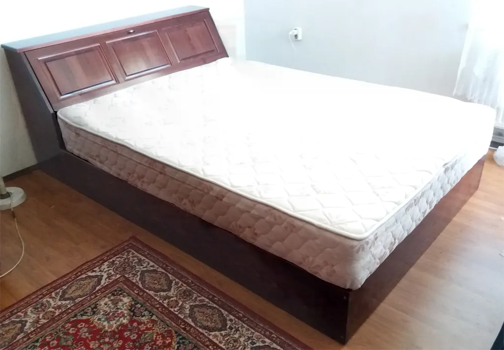 Спалня със скосена ракла